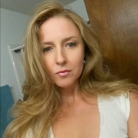 Meet your Posher, Celena - Picture 3 of 3